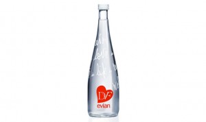 08.02.2013* Diane von Furstenberg assina garrafa da Evian em 2013