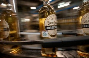 25.03.2013* Diageo busca maior fatia em fabricante de licor chinês, diz jornal