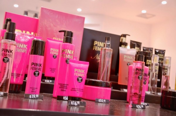 16.12.2014*  De volta ao mercado da perfumaria, Contém 1g reapresenta a linha Pink Femme ainda mais completa