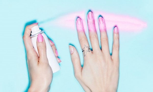 13.11.2015 * Empresa de esmaltes lança spray inovador que pinta suas unhas em apenas 20 segundos
