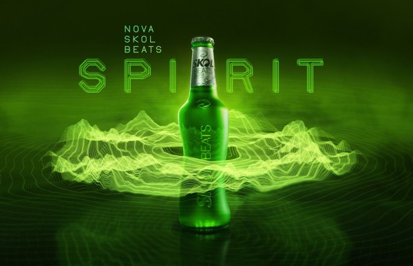 16.02.016 * Com design único e moderno em formato de S, a bebida alcóolica verde ganha garrafa colorida Skol Beast Spirit