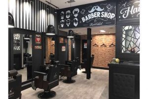 Redes de barbearia apostam no aquecido mercado masculino e lançam marcas próprias de cosméticos