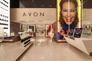 Após 67 anos a Avon estará disponível em lojas