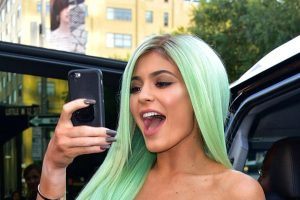 Startup inovadora de Kylie Jenner é comprada por gigante Coty