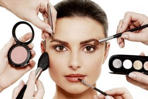 74% dos usuários de maquiagem estão abertos a ‘dupes’ acessíveis, afirma Mintel