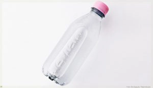 Evian: garrafa sem rótulo produzida com PET reciclado
