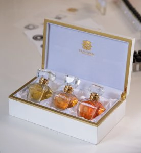 Luxo Recarregável: Benigna Parfum adota frascos sofisticados em cristal e gravados em ouro, para que sejam permanentes