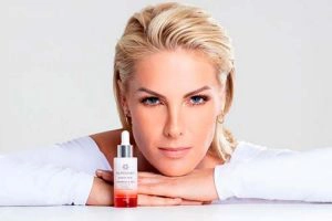 Ana Hickmann desenvolve linha dermocosméticos e o primeiro lançamento é Unique Skin Sérum Vitamina C