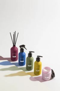 L’envie e Pantone lançam Home spray, difusor de perfumes com varetas, sabonete líquido e vela perfumada