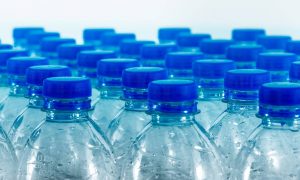 Compostos químicos de embalagens plásticas podem aumentar risco de engordar, mostra estudo
