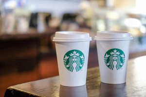 Starbucks quer abandonar copos descartáveis de café até 2025