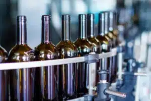 Escassez de garrafas de vidro preocupa produtores de vinho franceses