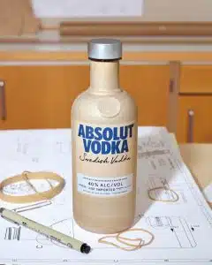 Após mais de três anos de testes, Absolut lança garrafas de papel comercialmente
