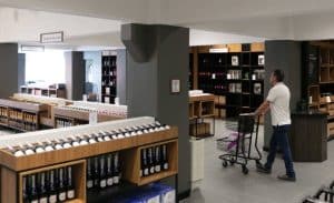 Com investimento de mais de R$ 3 milhões, Vinícola Aurora inaugura loja de vinhos no RS