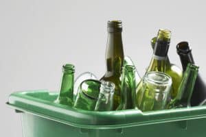 Owens-Illinois explica como a reciclagem de vidro evita o consumo de bebidas alcoólicas falsificadas
