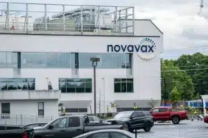 Novavax reduz prejuízo no 1º trimestre e anuncia acordo de US$ 1,4 bi com Sanofi