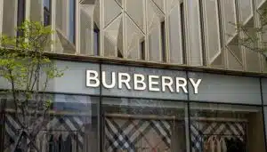 Burberry sai do índice de ações de primeira linha de Londres, mas a marca mantém seu apelo