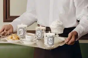 Biscoitos, café, chantilly… Diptyque cria velas gourmet com o Café Verlet e o artista Clym Evernden